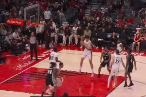 bob半岛体育登录入口-美媒：杨瀚森抢下防守篮板后，主场观众爆发出雷鸣般的呼声