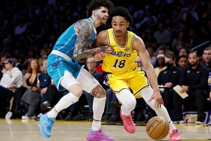 bob半岛体育官方网站-防守倒是比较积极，但湖人后场新援的得分能力完全没有发挥出来？